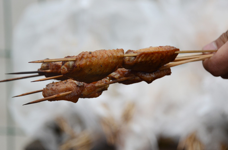 吹著江風(fēng)，爸爸們動手燒烤，媽媽們陪寶寶玩耍，一起享受著美味的幸福感。 (1)_副本